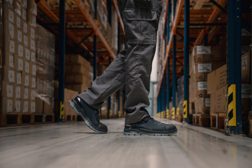 Bei Tätigkeiten im Lager empfehlen die ASX-Experten leichte und bequeme Sicherheitshalbschuhe der Sicherheitsklasse S3.