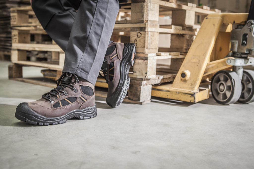 Die Sicherheitshalbschuhe S3 "TIMBER LOW" von albatros® sind nach dem Prinzip eines klassischen Trekkingsschuhs konzipiert.